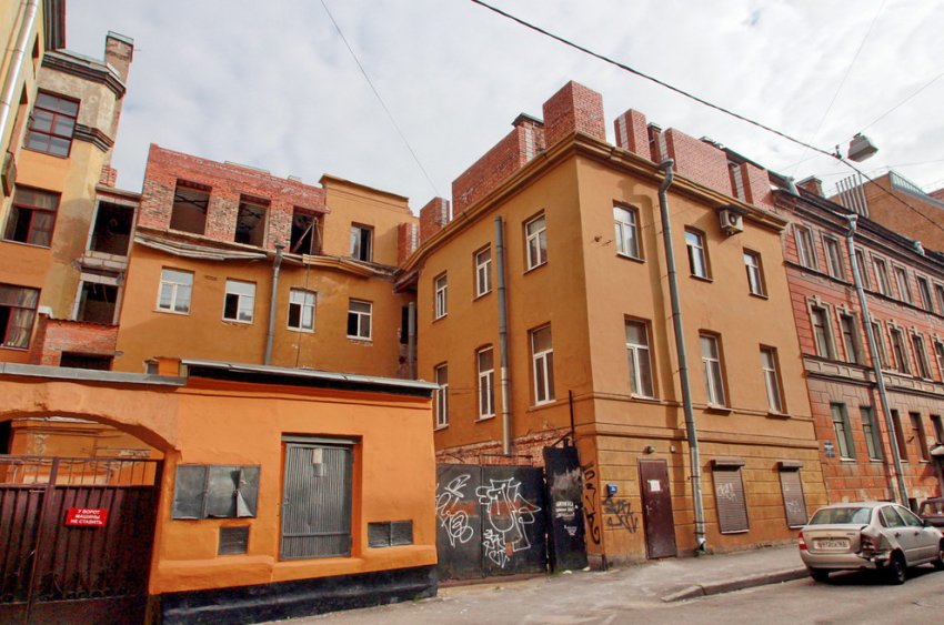 В Люблинском переулке взамен мансарды строят полноценный этаж - «Свежие новости строительства»