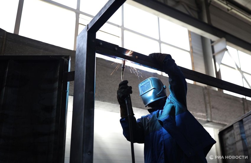 РАСК: зарплаты сварщиков в России достигают 300 тысяч рублей в месяц - «Строительство»