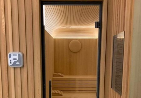 Стеклянные двери в сауну и хамам: премиальные решения на алюминиевой коробке